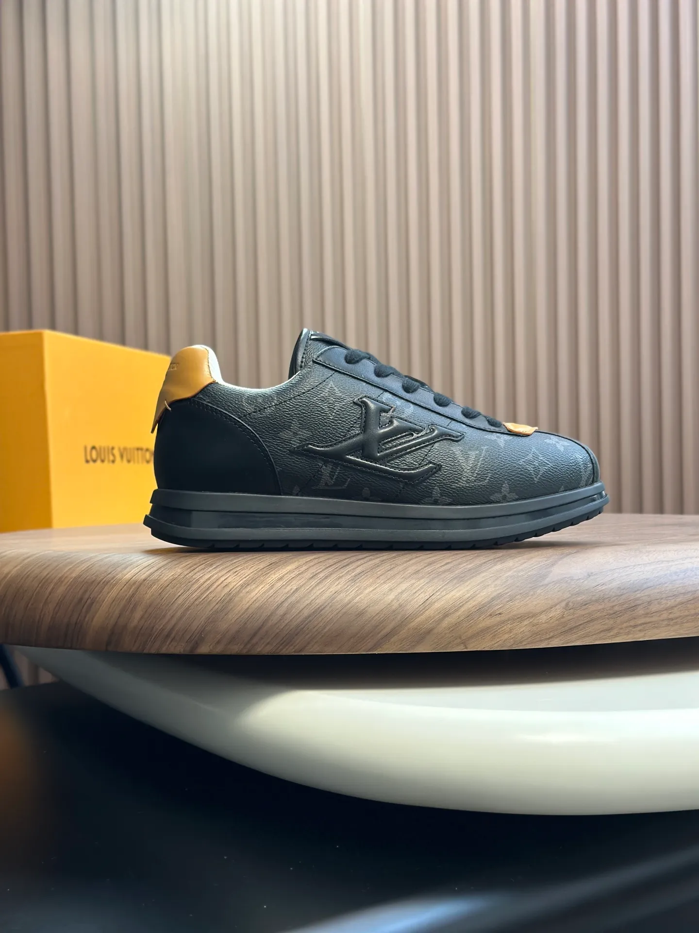 Factory direct sale ¥700💰Full set of packaging💰Top version LV-Louis Vuitton-Classic catwalk new style 1:1 developed replica of the original version! ! The upper foot is very comfortable. It is made of luxurious materials and fine workmanship. The midsole is printed with English letters "Made in Europe". The upper is made of calfskin imported from Italy. The side is decorated with the brand's LOGO and signature. The latest latex foot pads and mesh lining make the foot feel super comfortable. The original two-color TPU combination outsole is specially provided by the original factory. Bag technology Goodyear stitched edges Fabric: Exclusive custom first-layer cowhide Accessories: Exclusive private model Vuitton logo, lining: Customized silk mesh lining - first-layer silk cowhide lining Outsole: TPU combination outsole wear-resistant, non-slip and anti-yellowing Foot pads: new latex pads-mesh sweat-absorbent Counter technology: fully computerized sewing machine wire drawing Toe box back cover Hot and cold shaping Full set of pull-top last with medium and low logo pattern Counter packaging - Shoelaces, certificates, cards, instructions, certificates of quality, dust bags, the most comprehensive packaging on the Internet, men's size 339-44 (38/45 custom-made, non-refundable!